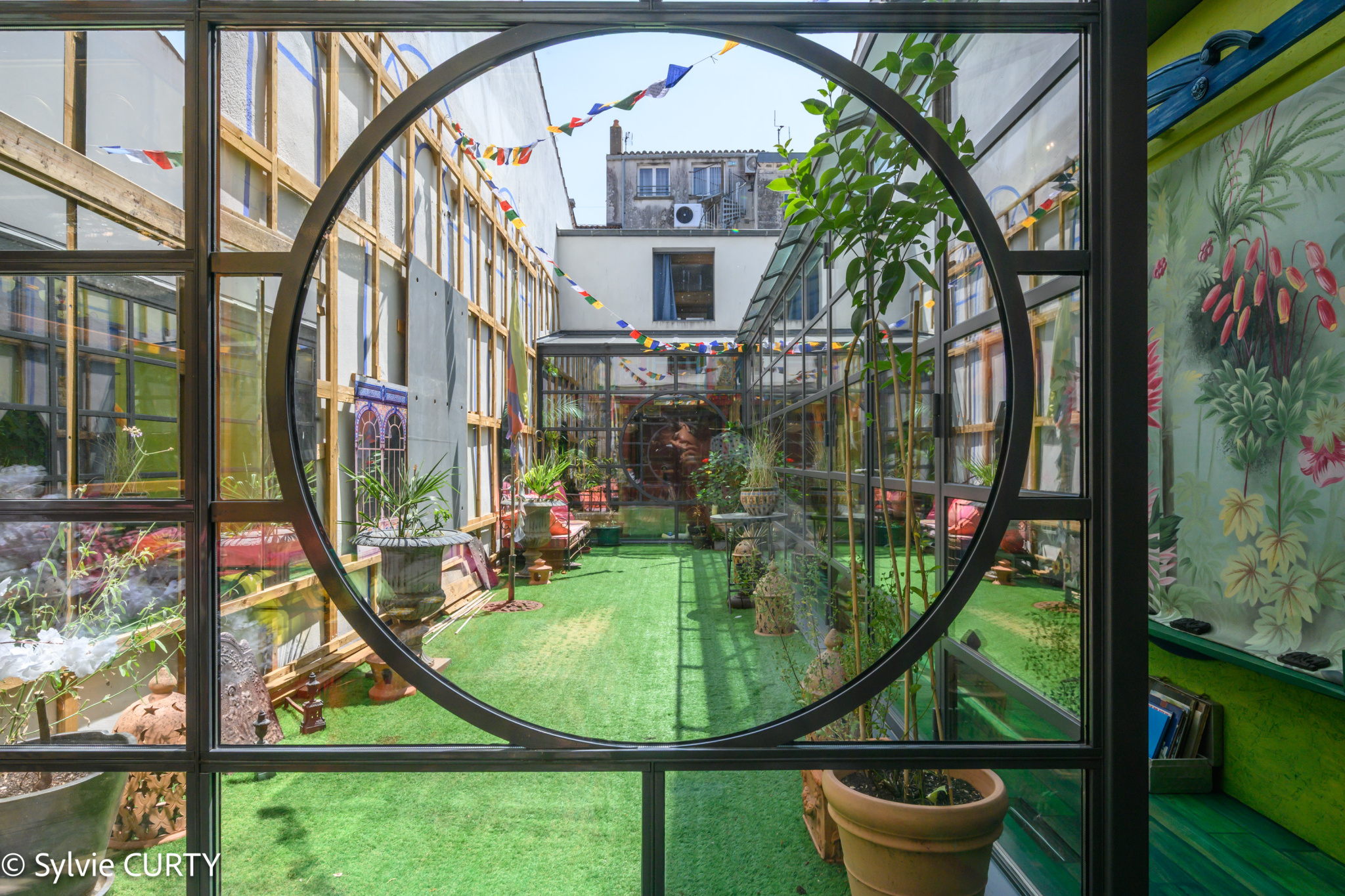 Maison de caractère à La Rochelle Intérieur d'une maison de caractère à La Rochelle avec un jardin intérieur lumineux et décoré.