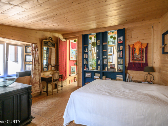 Chambre d'une maison de caractère avec murs en bois et décoration artistique à La Rochelle.