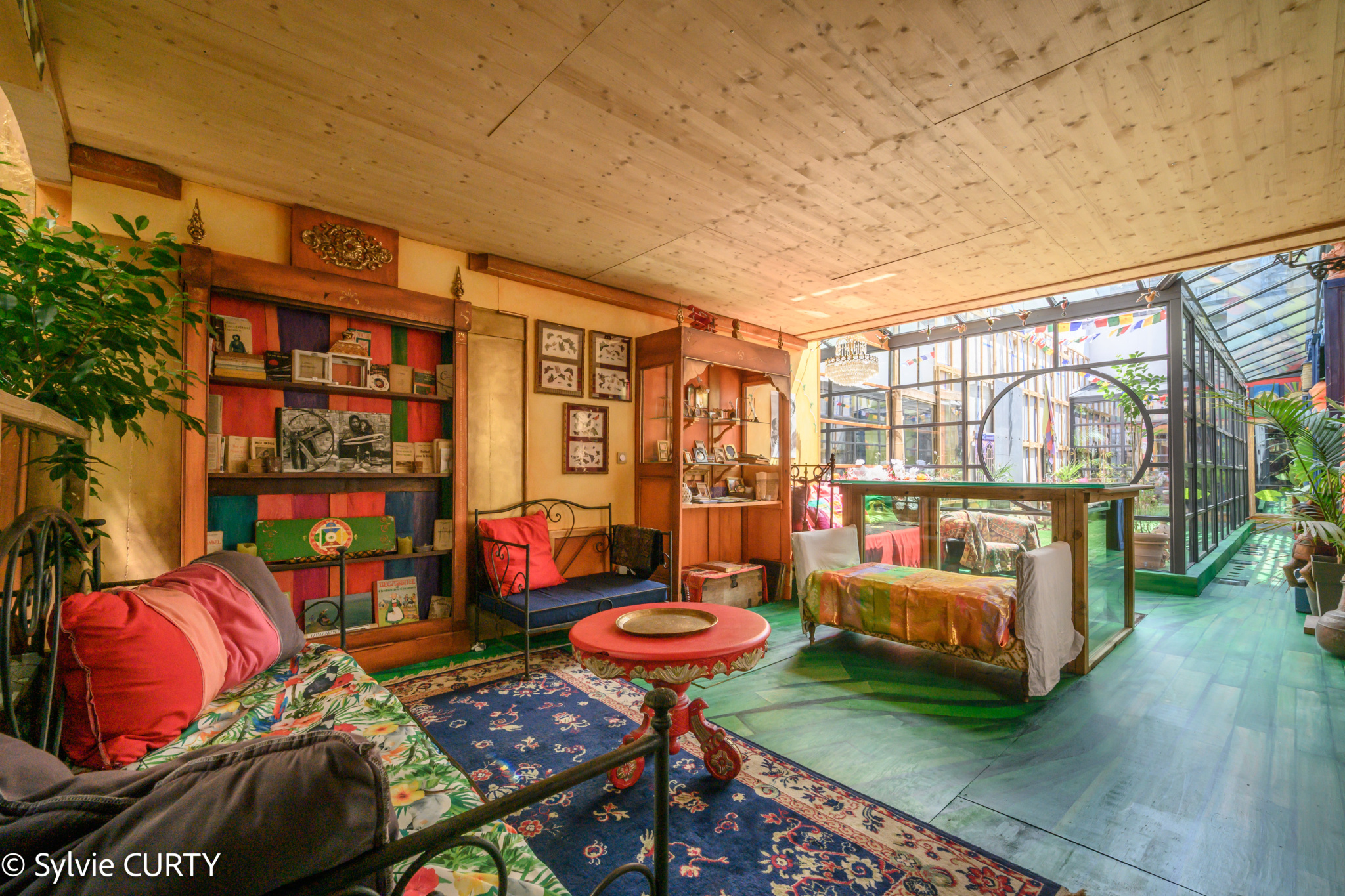 Intérieur d’une maison de caractère à La Rochelle Intérieur d'une maison de caractère avec salon coloré et espace lumineux.