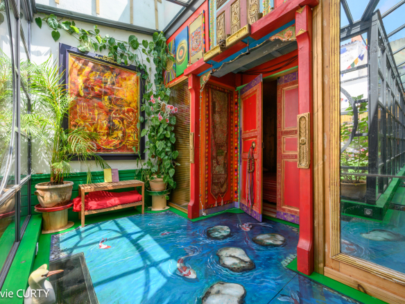 Intérieur d'une maison de caractère avec une décoration artistique, La Rochelle.