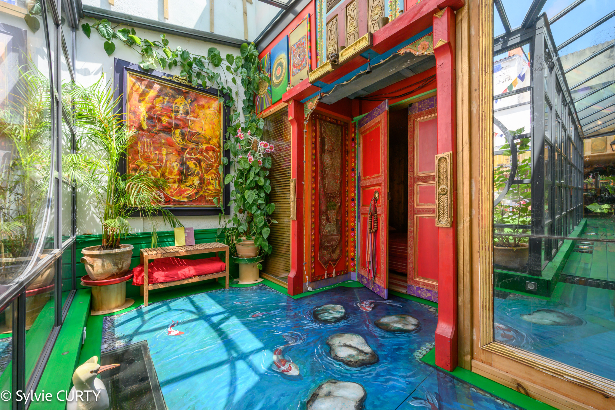 Intérieur artistique d’une maison à La Rochelle Intérieur d'une maison de caractère avec une décoration artistique, La Rochelle.
