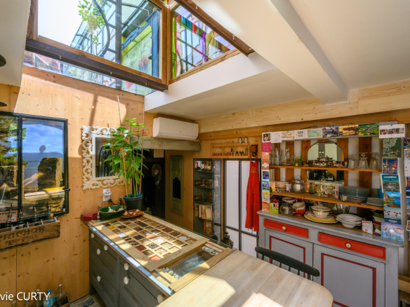 Cuisine lumineuse avec des éléments en bois et des fenêtres en verre, maison de caractère à La Rochelle.