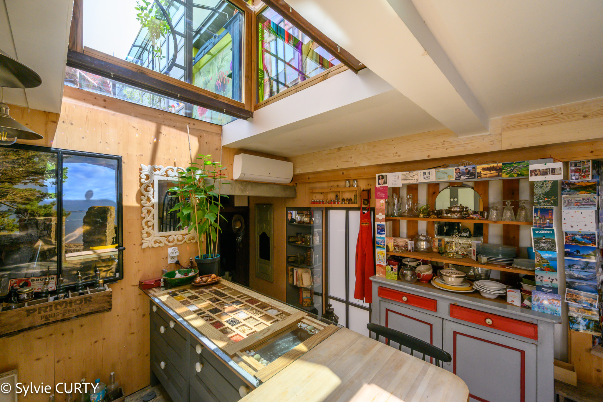 Cuisine d’une maison de caractère à La Rochelle Cuisine lumineuse avec des éléments en bois et des fenêtres en verre, maison de caractère à La Rochelle.