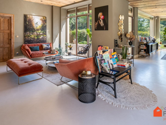 Intérieur d'une maison rénovée avec un salon moderne et des matériaux nobles à Saint-Genis-Laval.