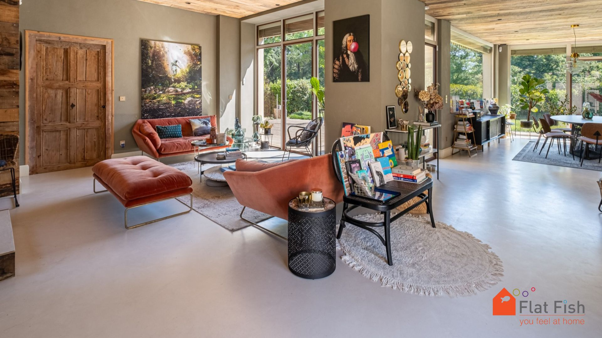 Salon d’une maison familiale rénovée Intérieur d'une maison rénovée avec un salon moderne et des matériaux nobles à Saint-Genis-Laval.