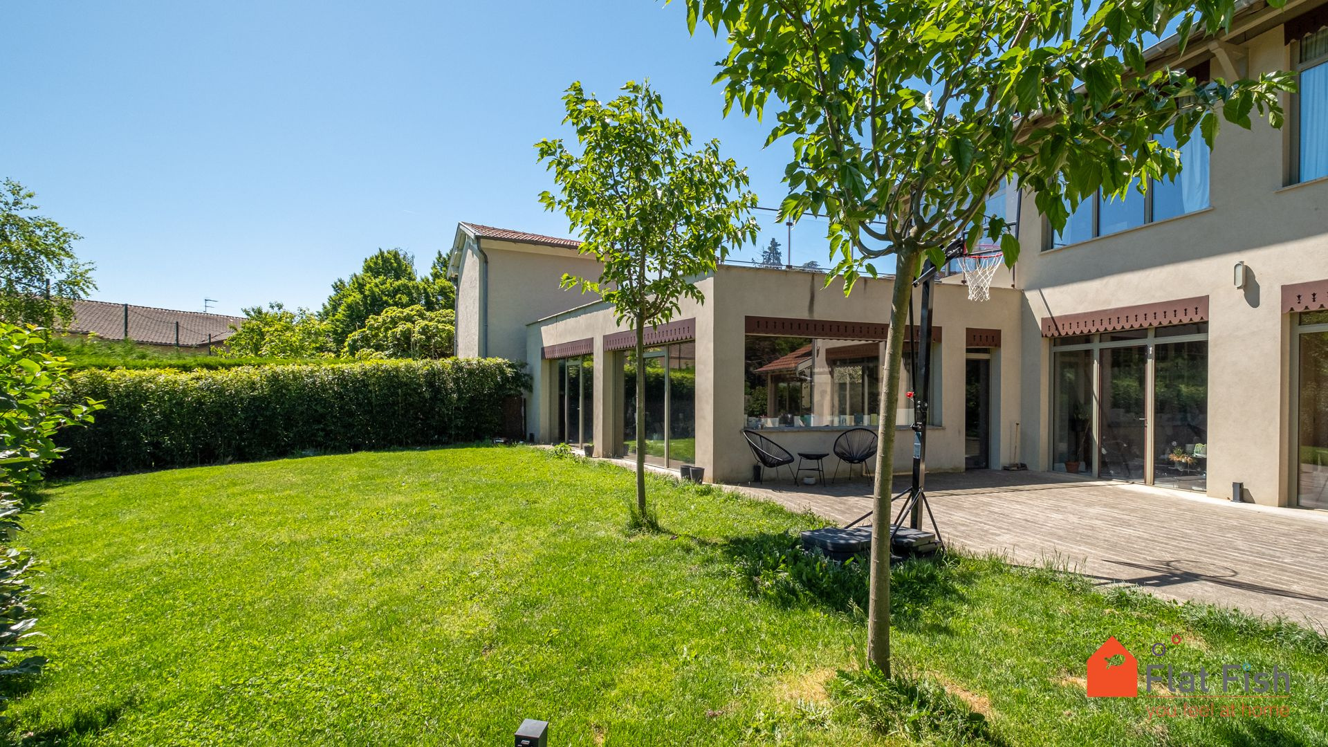 Maison familiale à Saint-Genis-Laval Maison familiale rénovée avec jardin à Saint-Genis-Laval, extension contemporaine et matériaux nobles.