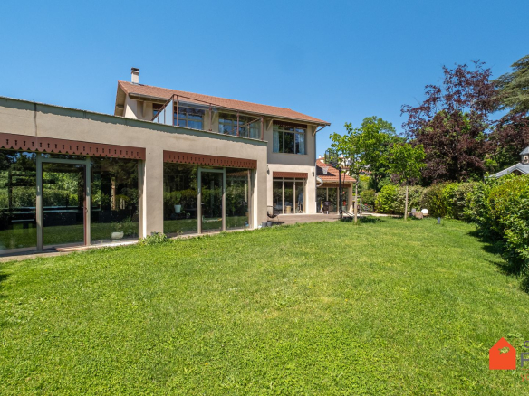 Maison familiale rénovée avec jardin à Saint-Genis-Laval, vue extérieure.