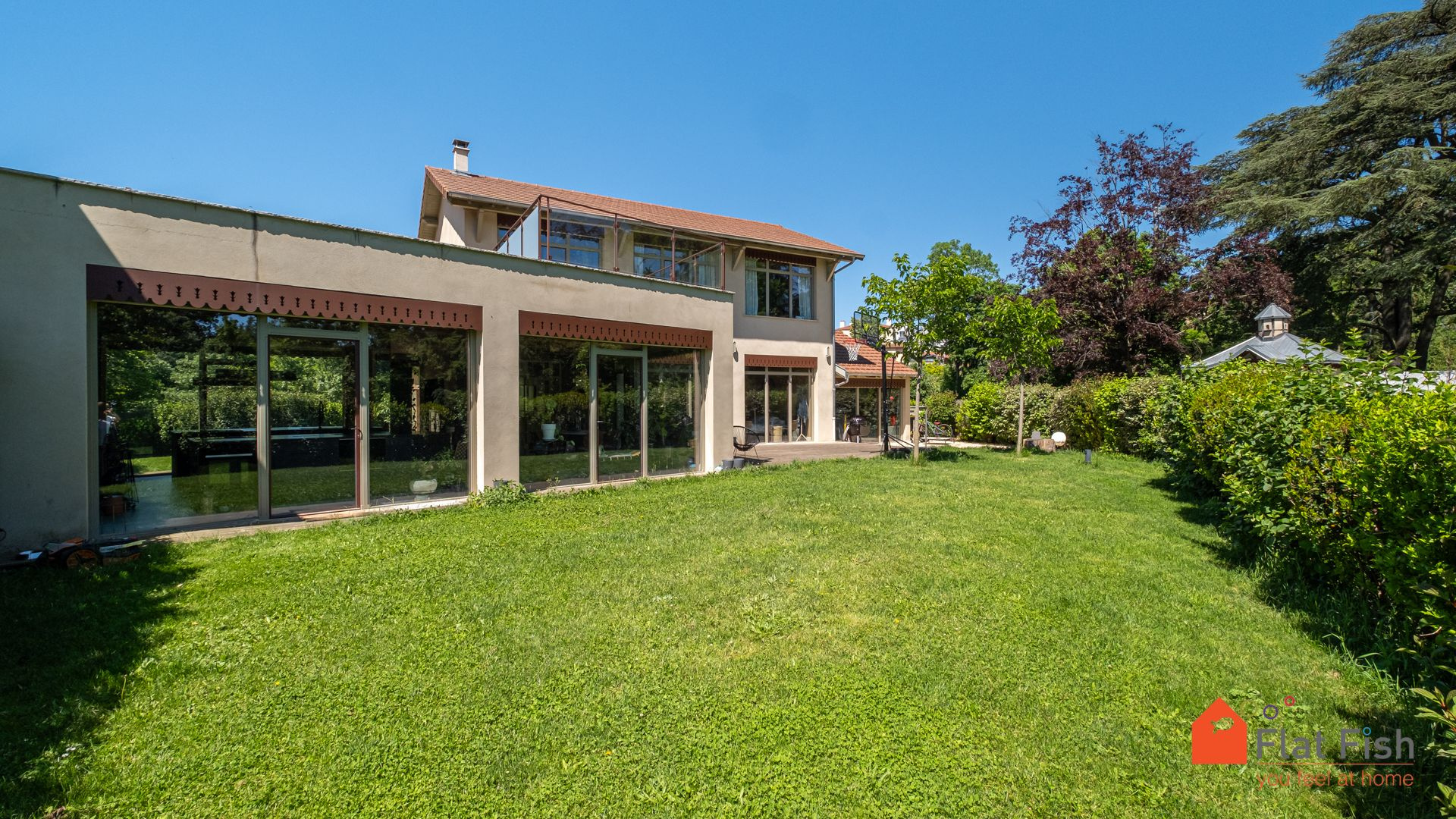 Maison rénovée à Saint-Genis-Laval Maison familiale rénovée avec jardin à Saint-Genis-Laval, vue extérieure.