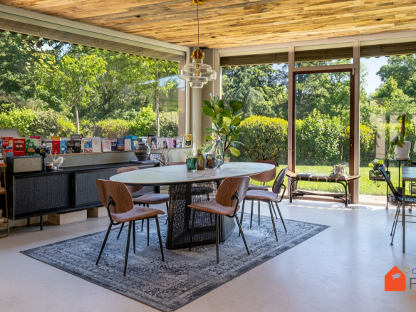 Intérieur d'une maison rénovée avec une salle à manger lumineuse et un accès au jardin.