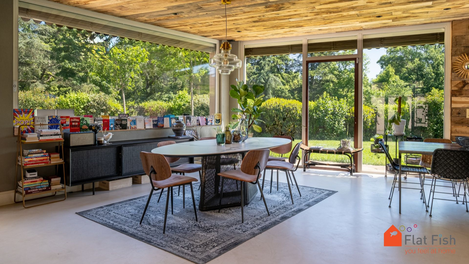 Salle à manger moderne dans une maison rénovée Intérieur d'une maison rénovée avec une salle à manger lumineuse et un accès au jardin.