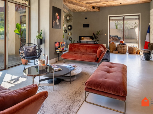 Intérieur d'une maison rénovée avec un salon moderne, canapés et décoration contemporaine.