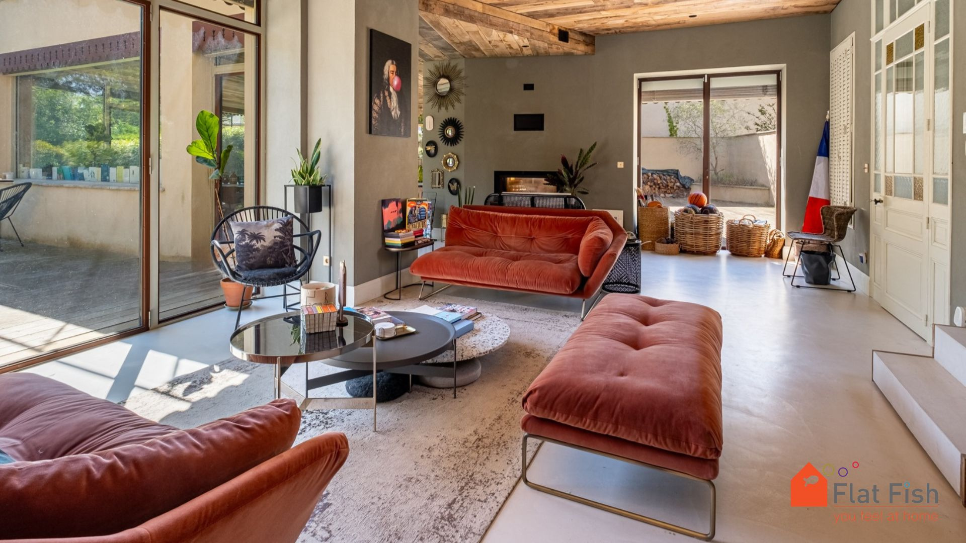 Salon d’une maison familiale rénovée Intérieur d'une maison rénovée avec un salon moderne, canapés et décoration contemporaine.