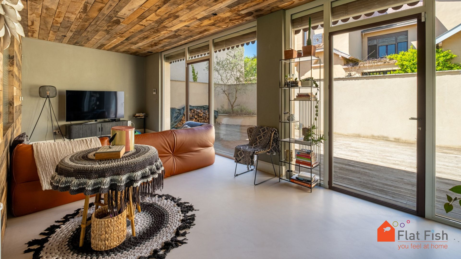 Salon moderne d’une maison familiale à Saint-Genis-Laval Intérieur d'une maison rénovée avec un salon moderne et un accès à une terrasse.