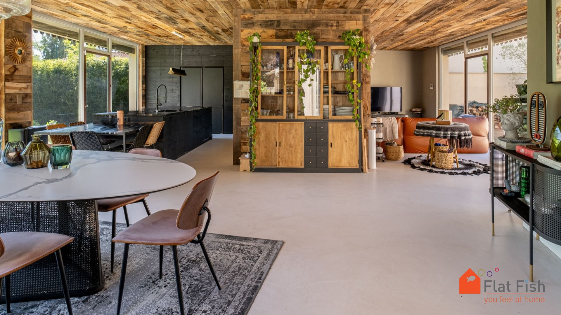 Intérieur d’une maison familiale rénovée Intérieur d'une maison rénovée avec un salon moderne et une cuisine ouverte.