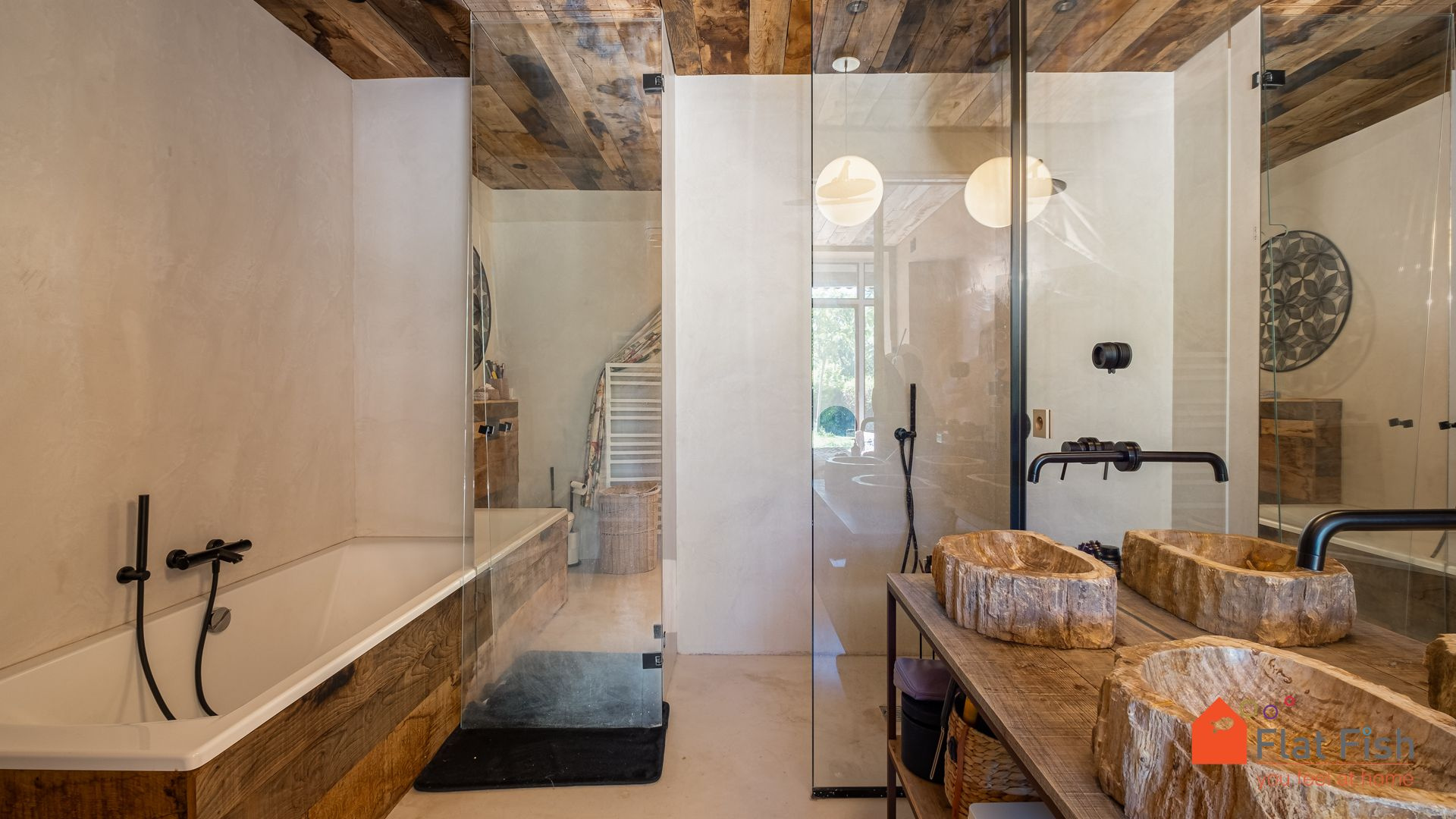 Salle de bains rénovée Salle de bains moderne avec baignoire, douche en verre et vasques en bois.