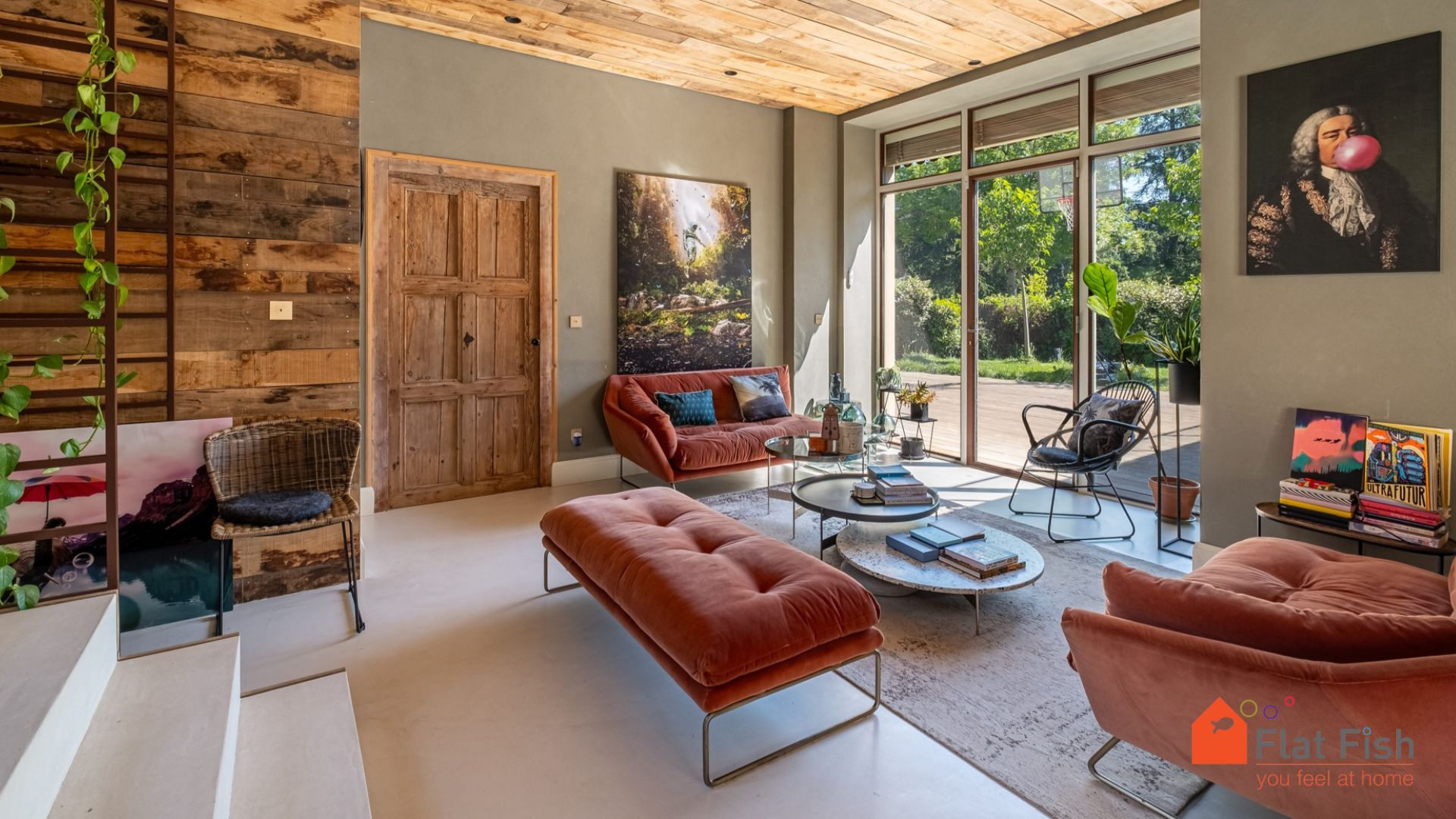 Salon moderne dans une maison rénovée Intérieur d'une maison rénovée avec salon moderne et fenêtres donnant sur le jardin.
