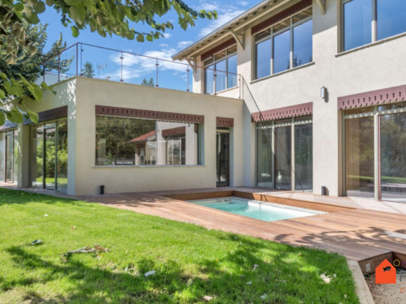 Maison familiale rénovée avec terrasse et piscine à Saint-Genis-Laval.