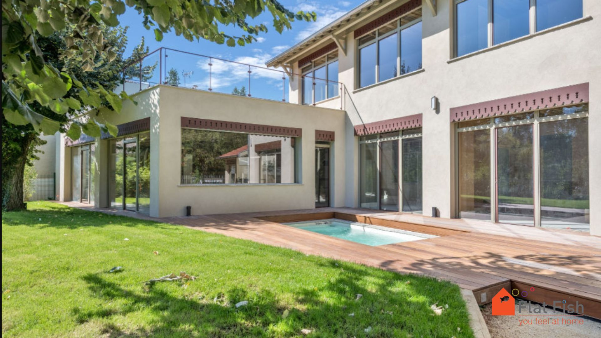 Maison rénovée à Saint-Genis-Laval Maison familiale rénovée avec terrasse et piscine à Saint-Genis-Laval.