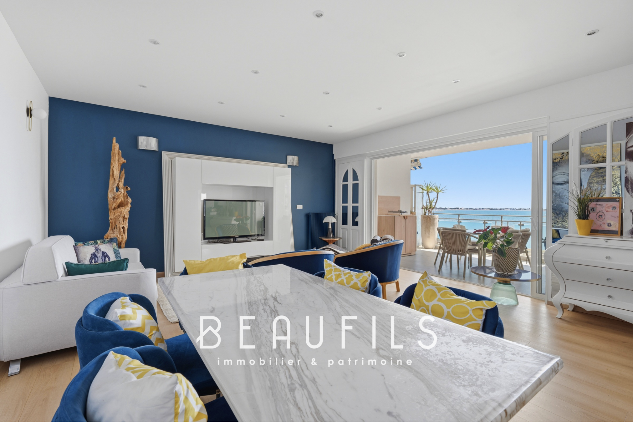 Beachfront apartment with sea view Renovated 2-bedroom apartment with panoramic sea view, bright living room and terrace in Le Grau-du-Roi.
