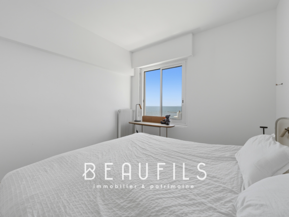 Room in a renovated apartment with sea view in Le Grau-du-Roi.