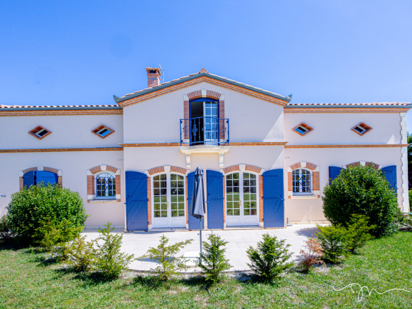 Villa de style avec jardin, piscine et maison d'été à Préserville.