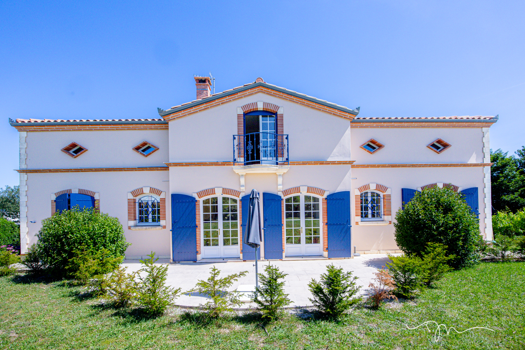 Villa de style avec jardin, piscine et maison d'été à Préserville.