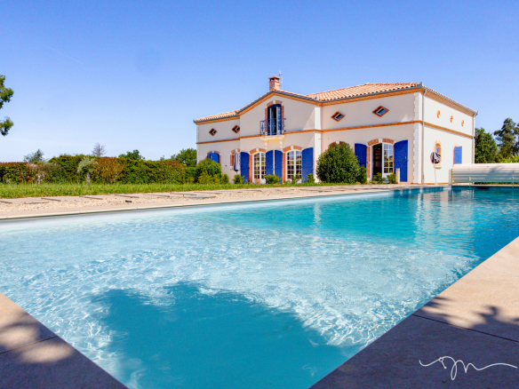 Villa avec piscine et jardin à Préserville, vue depuis la piscine.