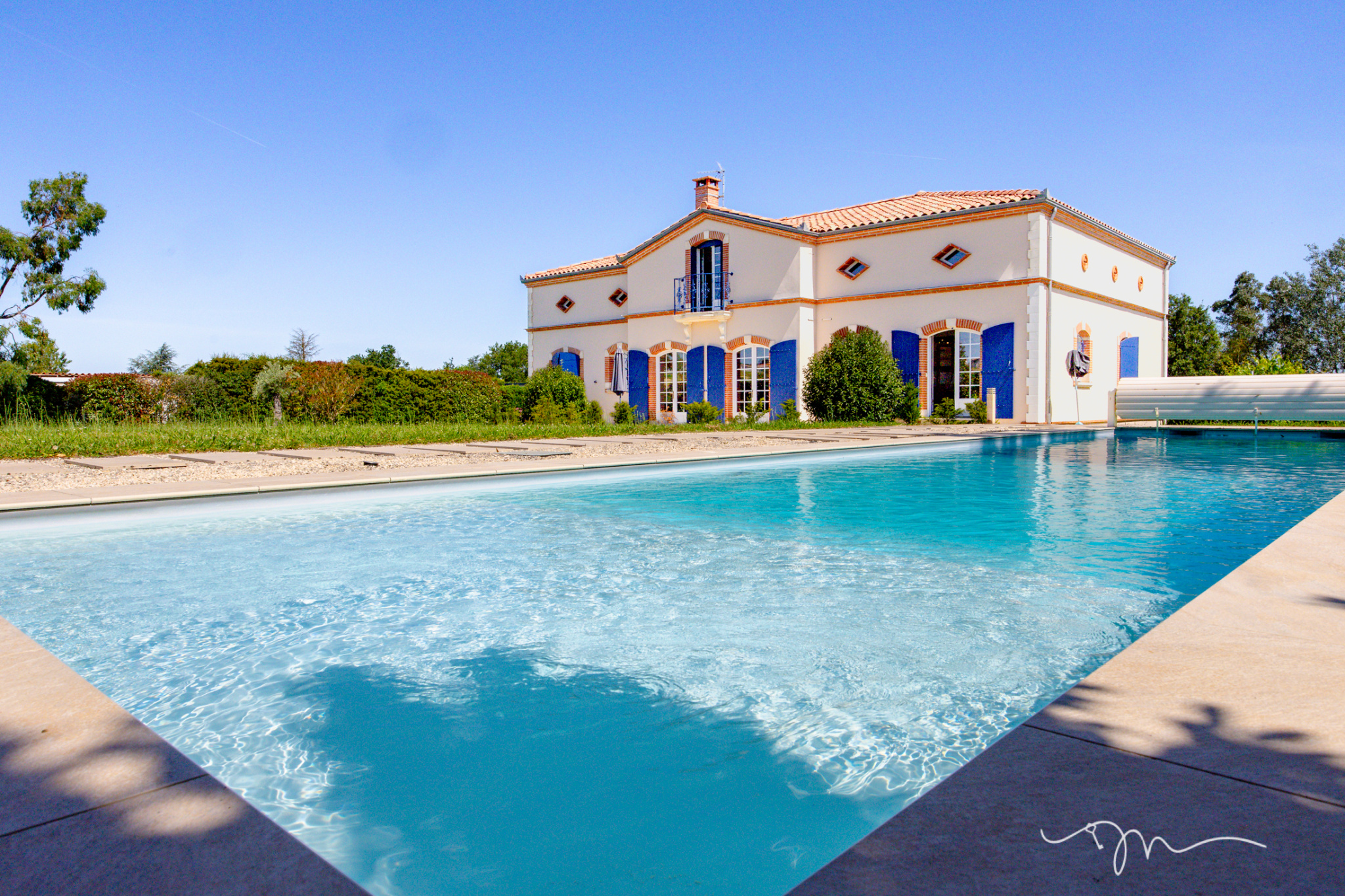 Villa avec piscine et jardin à Préserville, vue depuis la piscine.