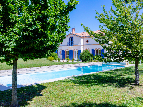 Villa avec piscine et jardin à Préserville, entourée d'arbres.