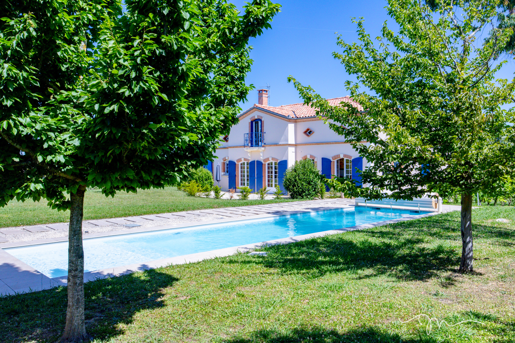Villa avec piscine et jardin à Préserville, entourée d'arbres.
