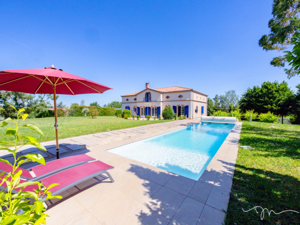 Villa avec piscine et jardin à Préserville, vue sur la maison et l'espace extérieur.