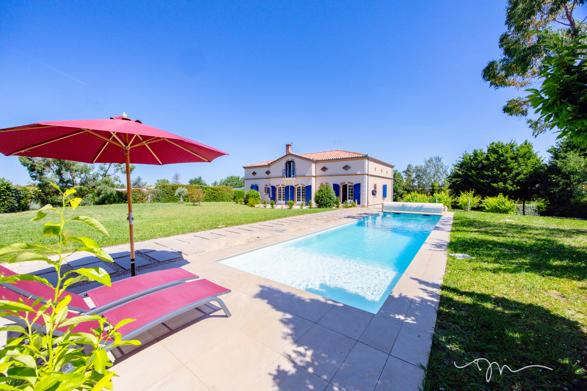 Villa avec piscine et jardin à Préserville, vue sur la maison et l'espace extérieur.