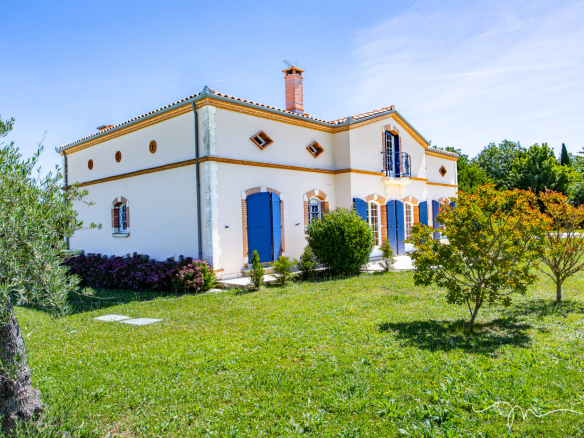 Villa de 335m2 avec jardin et piscine à Préserville, vue extérieure.