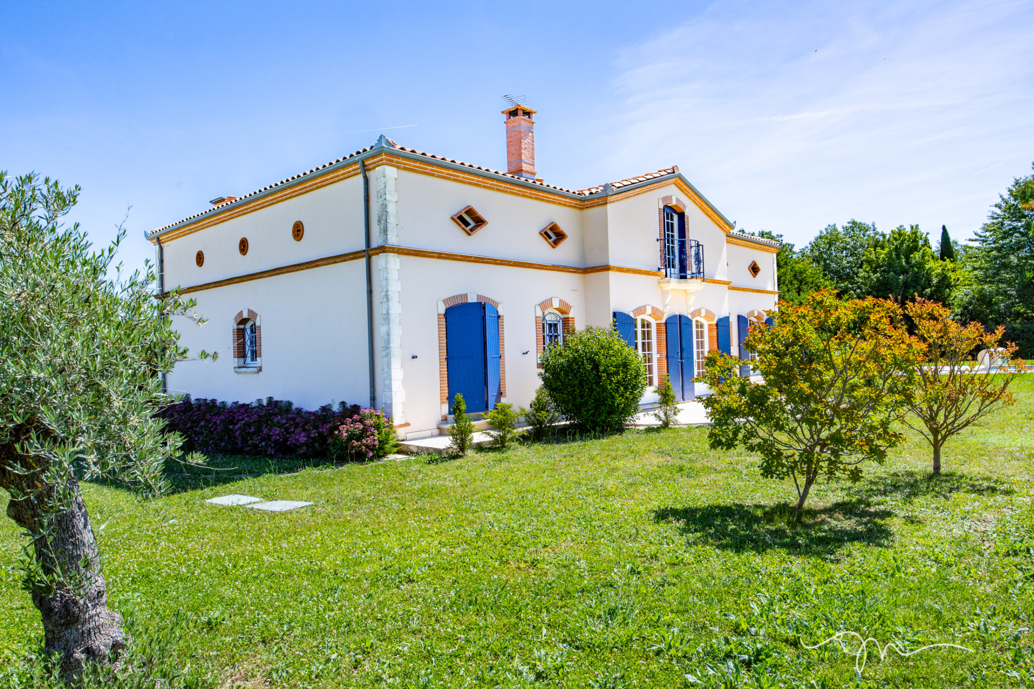 Villa de 335m2 avec jardin et piscine à Préserville, vue extérieure.