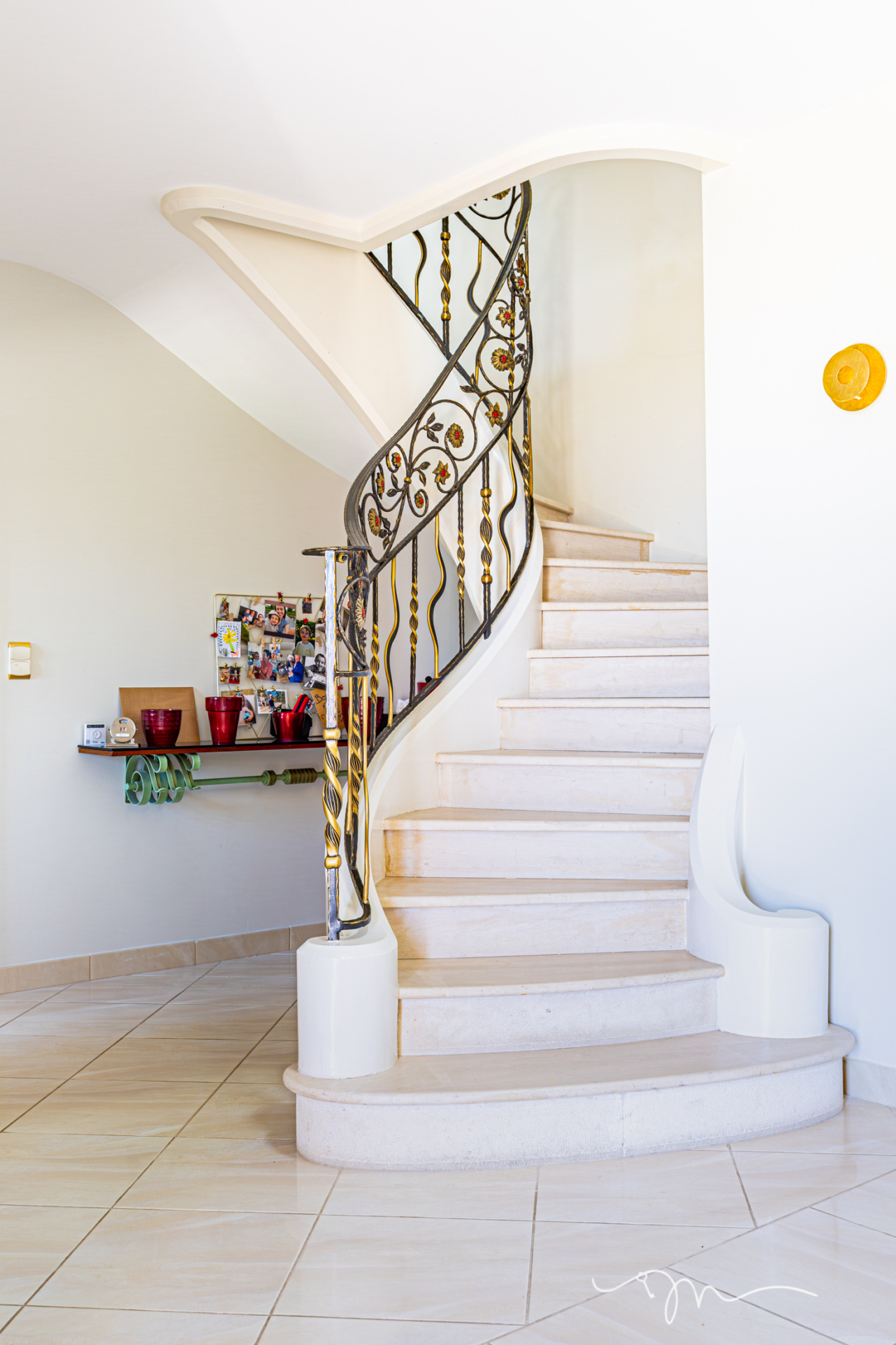 Escalier en colimaçon dans une villa moderne avec un mur clair.