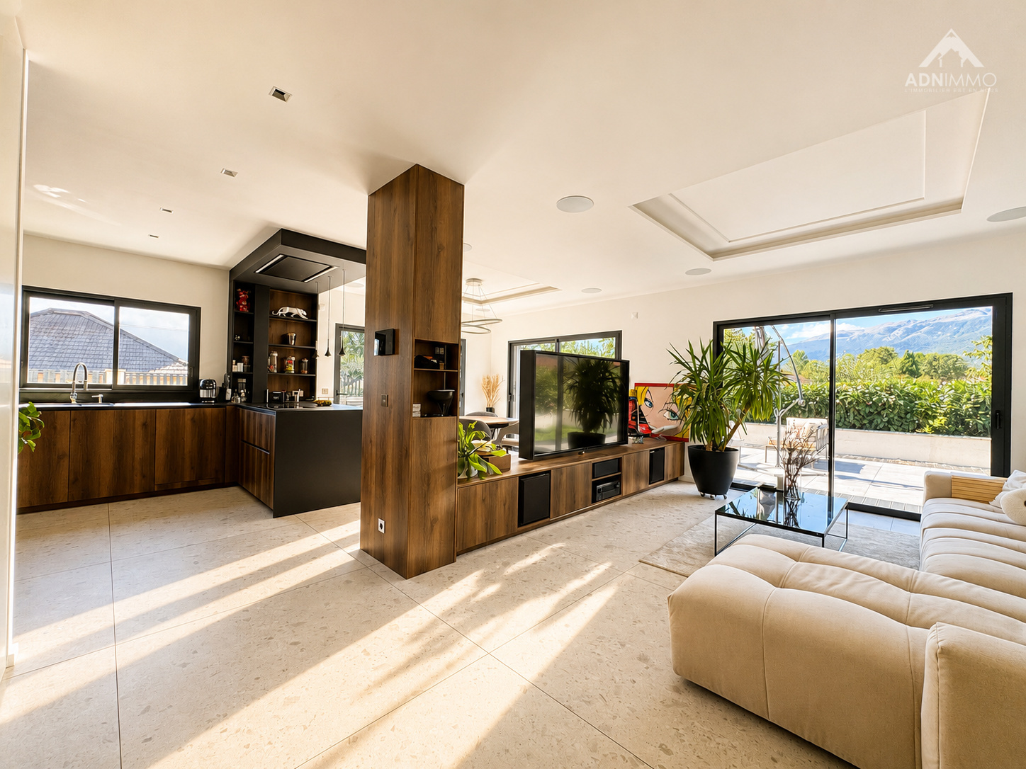 Salon d’une maison contemporaine Intérieur d'une maison contemporaine avec salon lumineux et cuisine équipée.