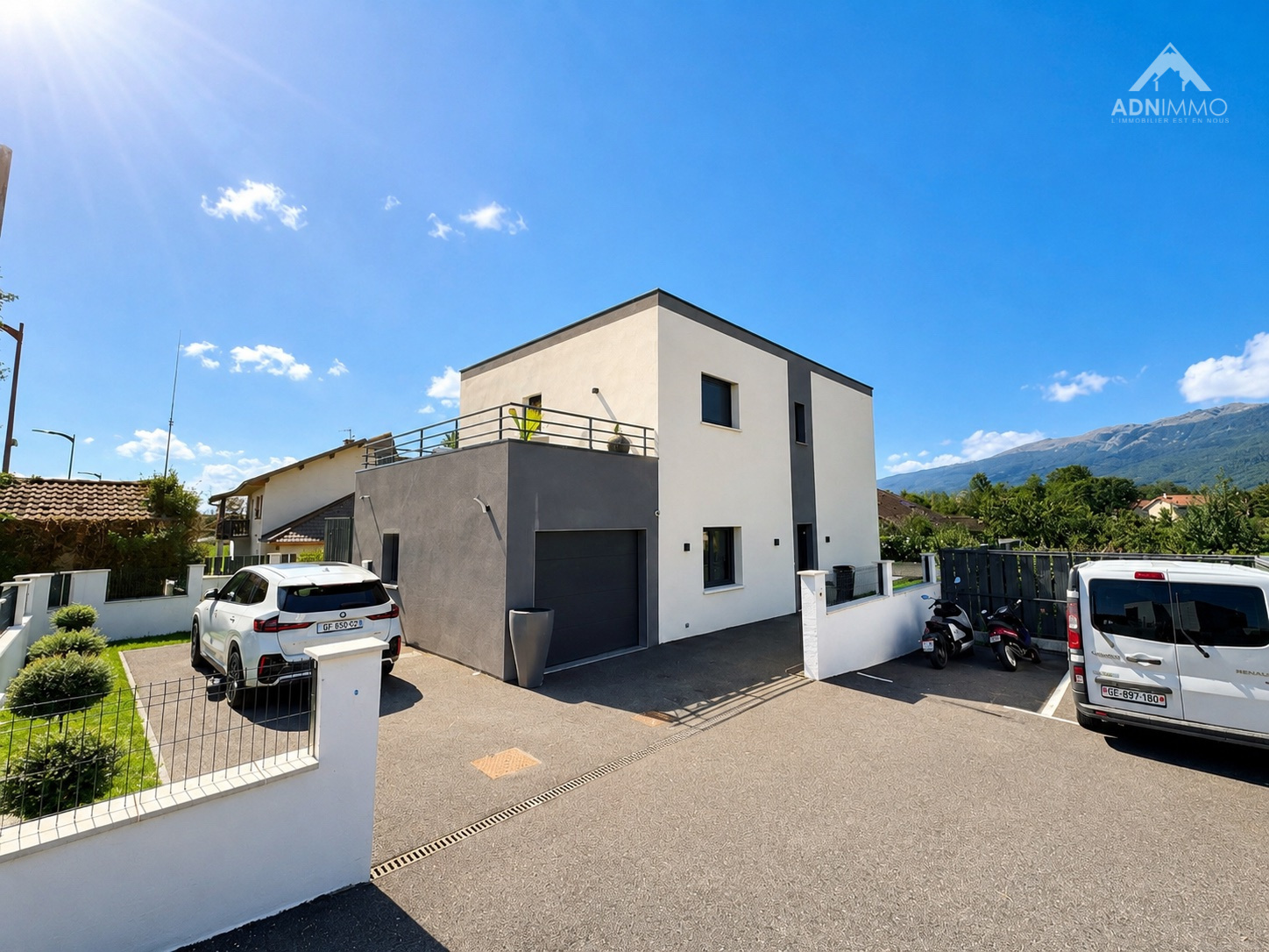 Maison contemporaine à vendre Maison contemporaine à Saint-Genis-Pouilly, 5 pièces, 133 m², avec garage et espace extérieur.