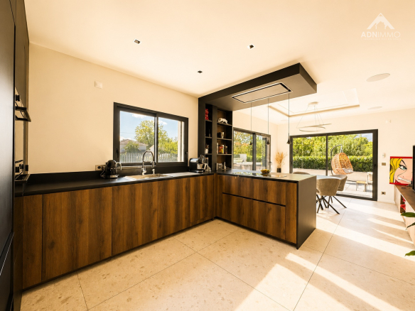 Cuisine moderne et lumineuse d'une maison contemporaine à Saint-Genis-Pouilly.