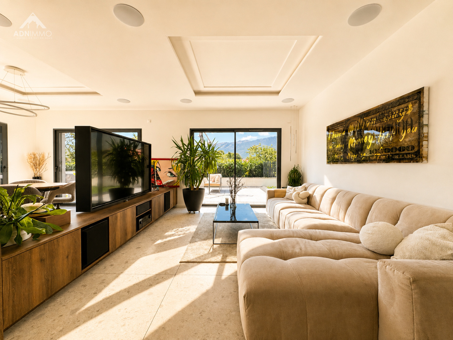 Salon moderne d’une maison à Saint-Genis-Pouilly Intérieur d'une maison contemporaine avec salon lumineux et canapé beige.