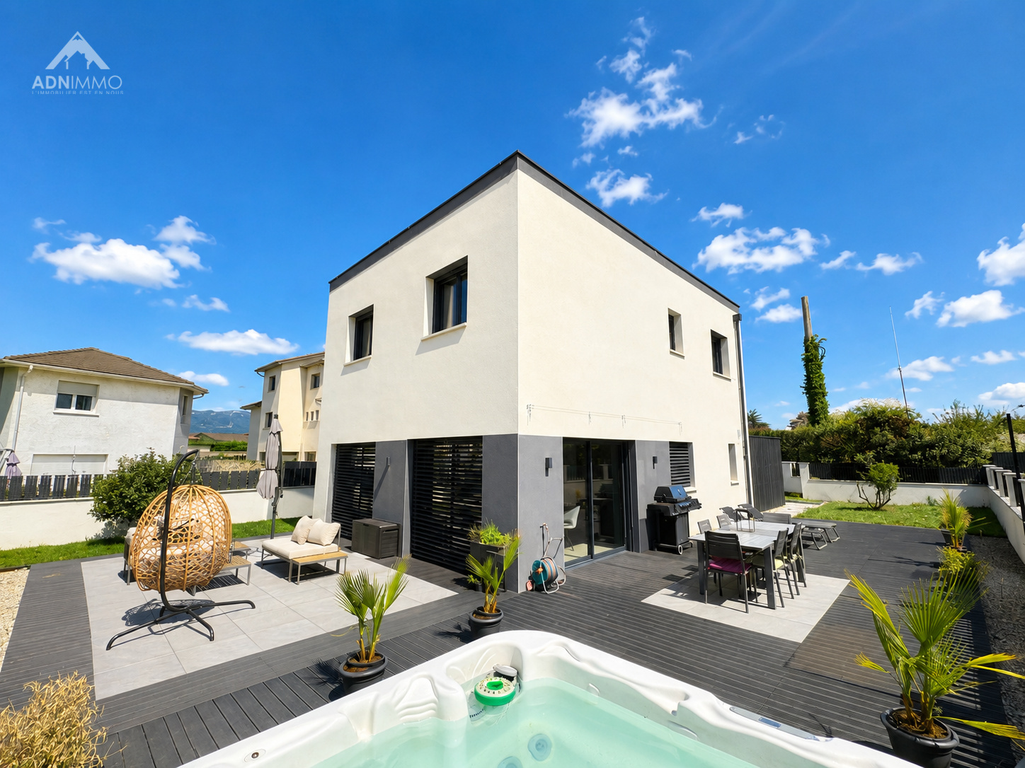Maison contemporaine à vendre Maison contemporaine à Saint-Genis-Pouilly avec jardin et piscine, construite en 2023.