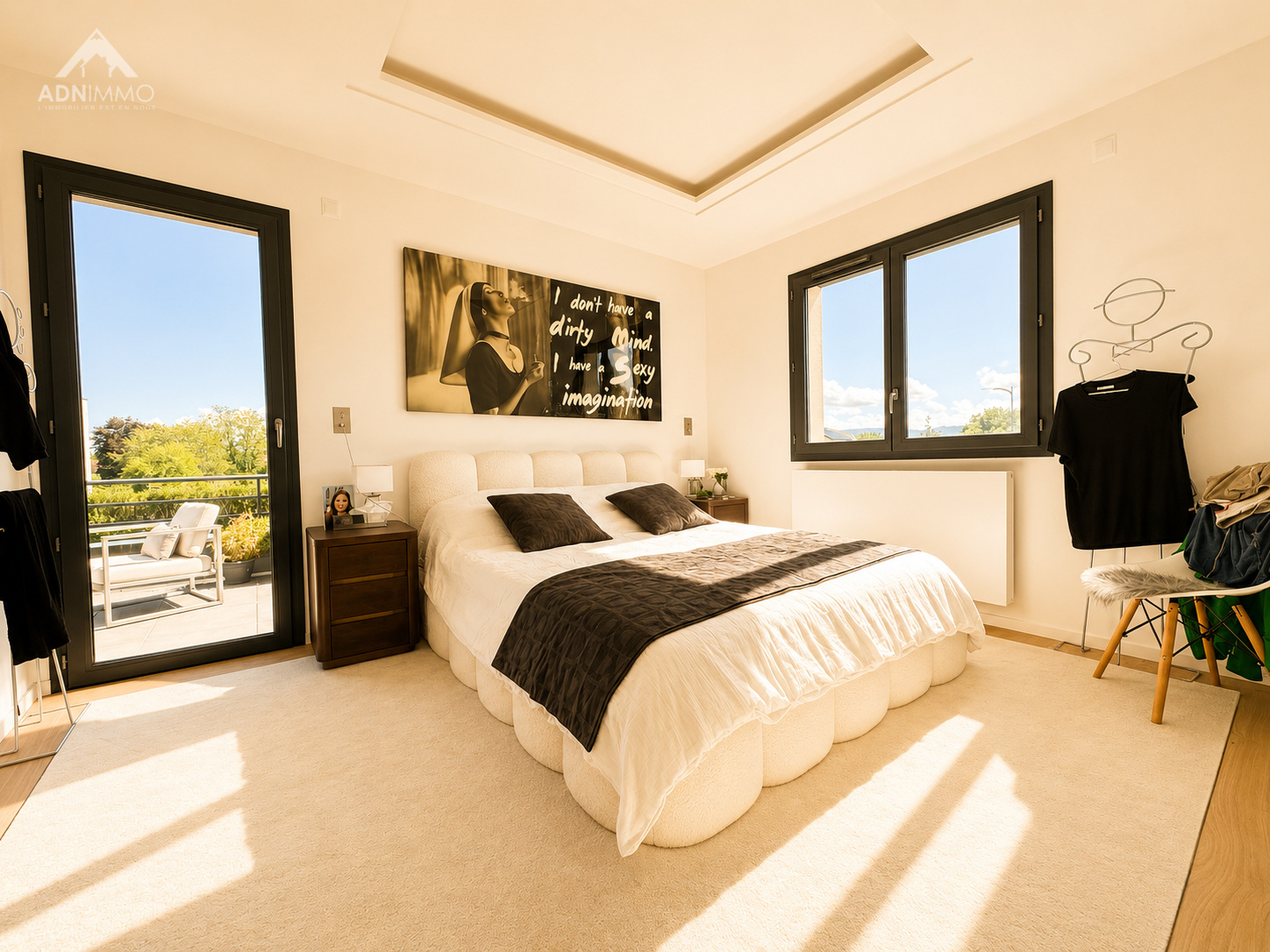Chambre moderne à Saint-Genis-Pouilly Chambre lumineuse d'une maison contemporaine avec fenêtres et décoration moderne.
