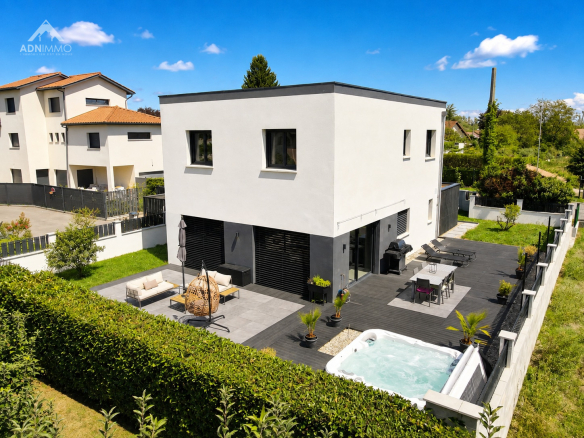 Maison contemporaine de 133 m2 avec jardin et jacuzzi à Saint-Genis-Pouilly.