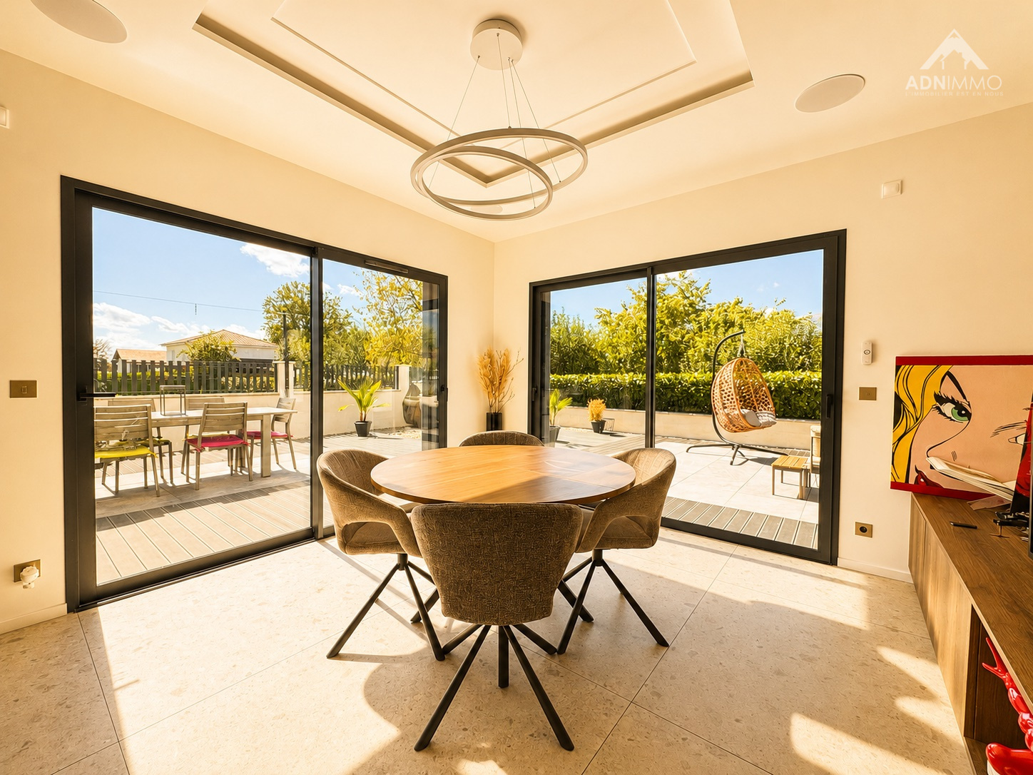 Salle à manger d’une maison contemporaine Intérieur d'une maison contemporaine avec une salle à manger lumineuse et vue sur l'extérieur.