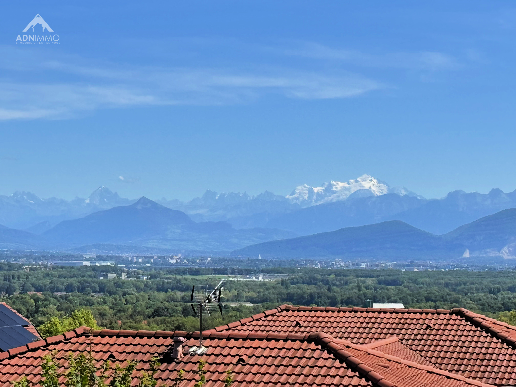 Vue panoramique sur les Alpes et le Mont-Blanc depuis une maison à Crozet.