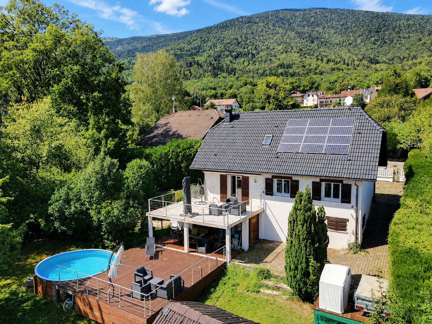 Maison individuelle avec piscine et terrasse à Crozet, vue sur la montagne.