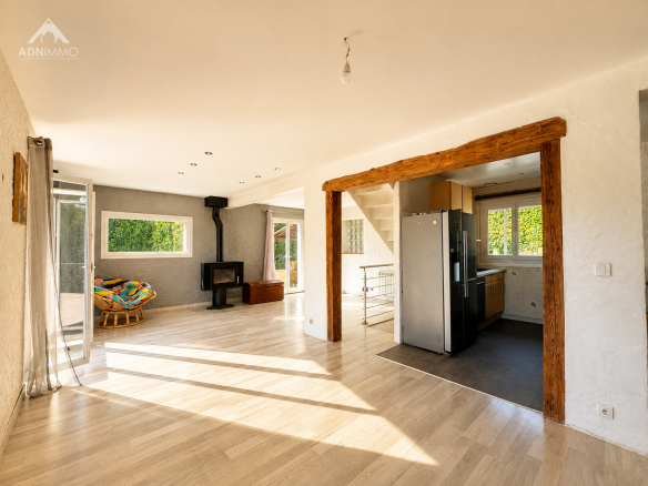 Intérieur d'une maison à Crozet avec un espace de vie lumineux et une cuisine ouverte.