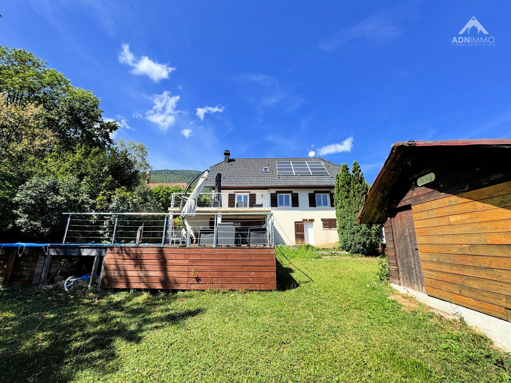 Maison individuelle avec jardin et terrasse à Crozet, vue sur les Alpes.
