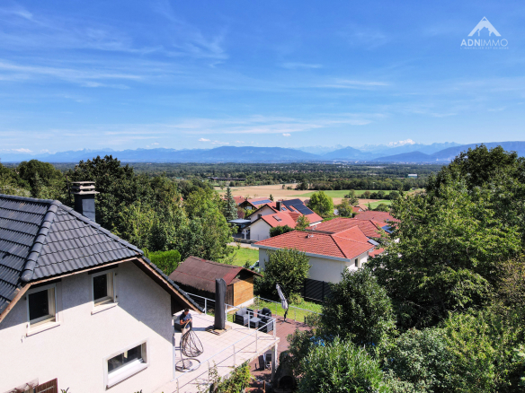 Vue panoramique sur les Alpes et le Mont-Blanc depuis une maison à Crozet.