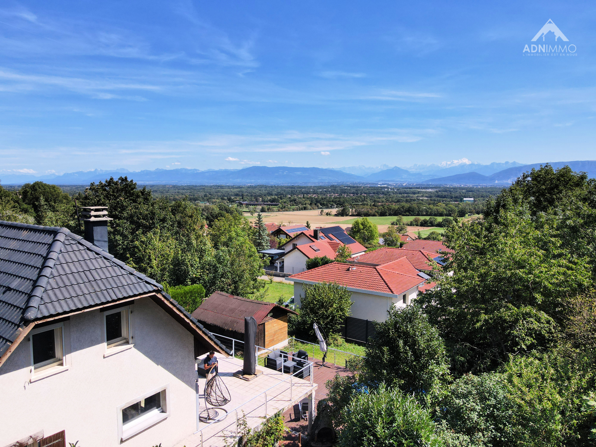 Vue panoramique sur les Alpes et le Mont-Blanc depuis une maison à Crozet.
