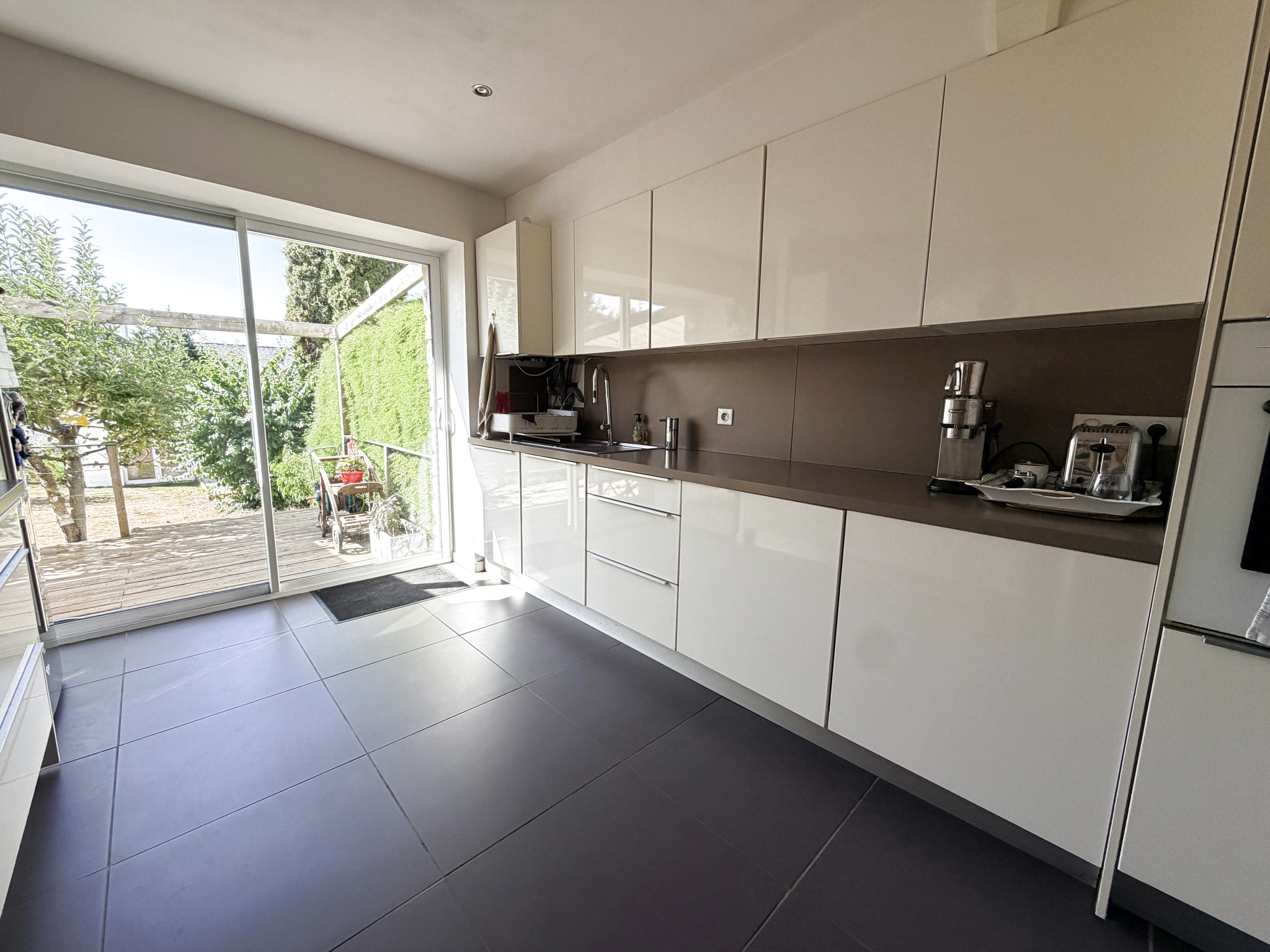 Modern kitchen with access to a garden, fully renovated, Kerdrain district in Auray.